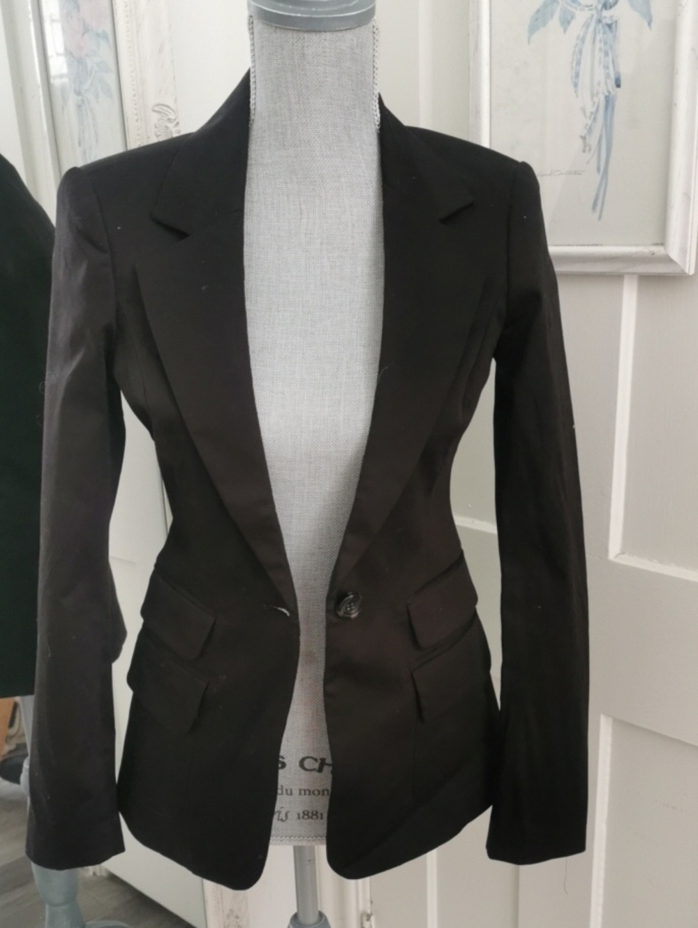 GUESS Women's Black Single-Button Tailored Classic Career Chic Blazer. Size 4